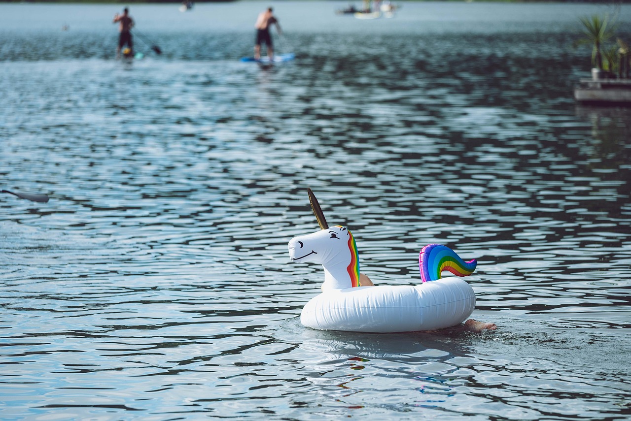 Swim Raft Guide: Classic vs Inflatable Floating Platforms